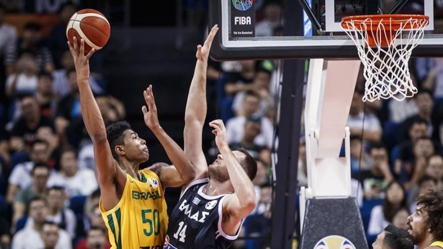 Caboclo durante partida contra a Grécia  - Divulgação/FIBA