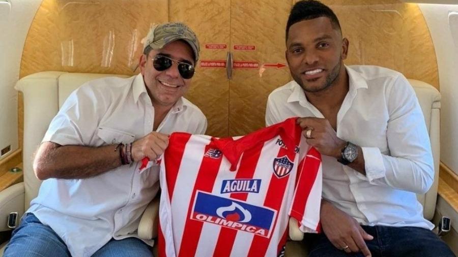 Borja segura a camisa do Junior Barranquilla (COL), seu novo clube - Reprodução