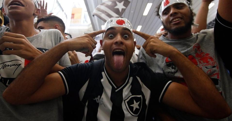 Torcedor do Botafogo usa faixa japonesa para homenagear Honda