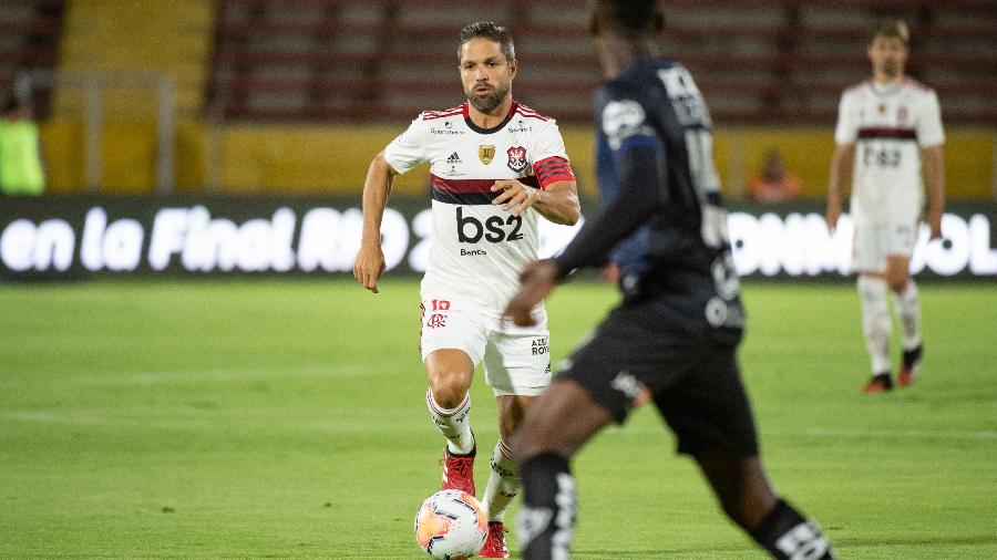 Diego conduz a bola no empate entre Flamengo e Independiente del Valle - Alexandre Vidal/Flamengo