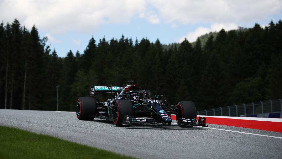 Lewis Hamilton da Mercedes durante o treino de classificação na Áustria - Bryn Lennon/Getty Images
