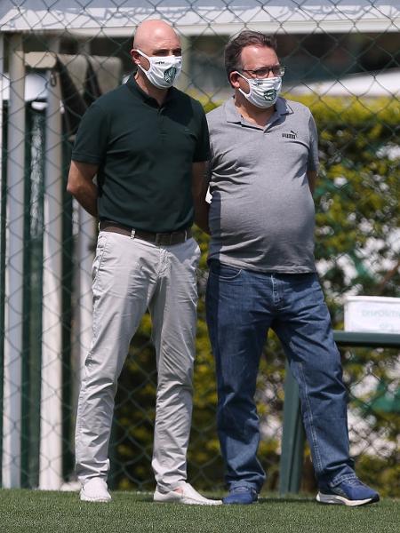 Paulo Buosi (dir.) foi até o Equador e voltou sem o negócio fechado - Cesar Greco/Ag. Palmeiras/Divulgação