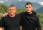 Após vitória e aposentadoria, Khabib homenageia pai: 