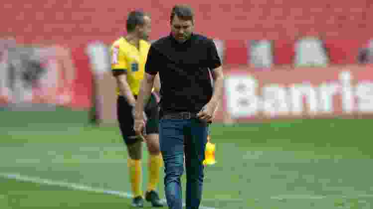 Eduardo Coudet tenso durante empate do Internacional contra o Coritiba  - MAX PEIXOTO/DIA ESPORTIVO/ESTADÃO CONTEÚDO - MAX PEIXOTO/DIA ESPORTIVO/ESTADÃO CONTEÚDO