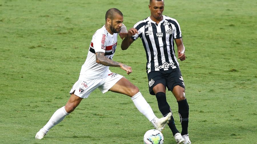 Daniel Alves disputa a bola com Lucas Braga no clássico entre São Paulo e Santos - Marcello Zambrana/AGIF