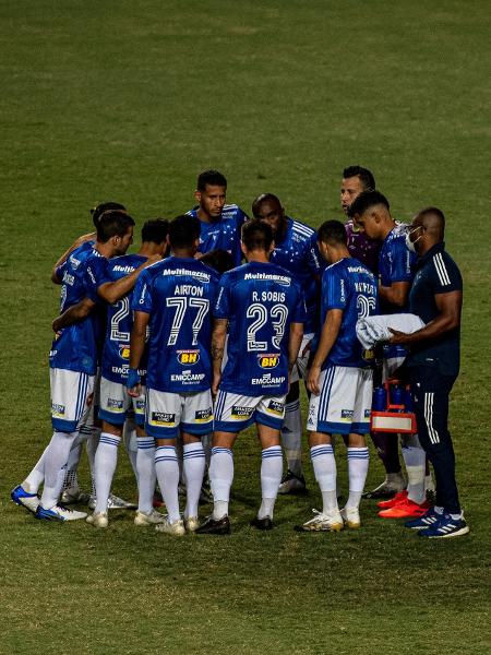 Jogadores do Cruzeiro se reúnem no gramado antes de partida contra o Operário-PR - Alessandra Torres/AGIF