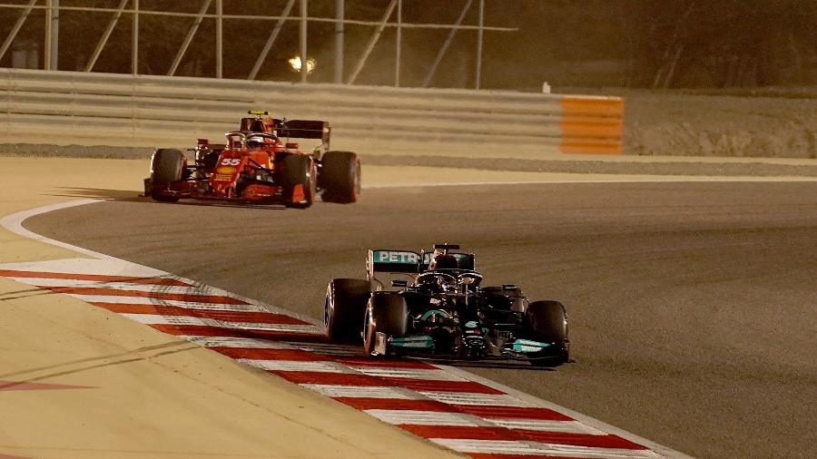 Lewis Hamilton, piloto da Mercedes, e Carlos Sainz Jr, piloto da Ferrari, durante pré-temporada da Fórmula 1 em 2021 - Hasan Bratic/picture alliance via Getty Images