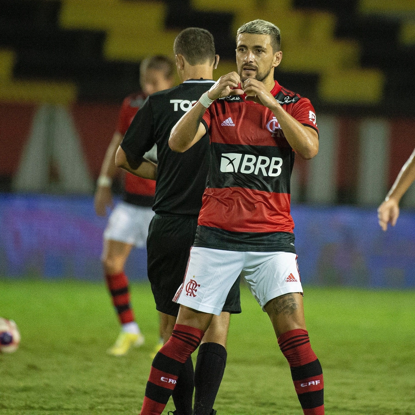 Atleta do Luton sofre parada cardíaca e jogo do Inglês é interrompido