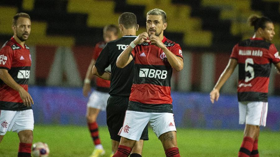 Arrascaeta comemora um dos gols do Flamengo na goleada sobre o Madureira - Alexandre Vidal/Flamengo