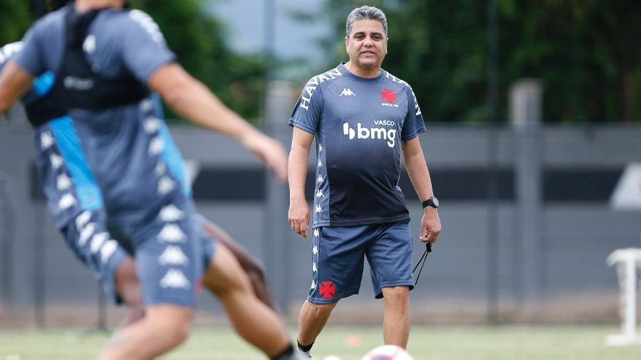 Técnico Marcelo Cabo está ameaçado de demissão devido ao fraco desempenho no início da Série B - Rafael Ribeiro / Vasco