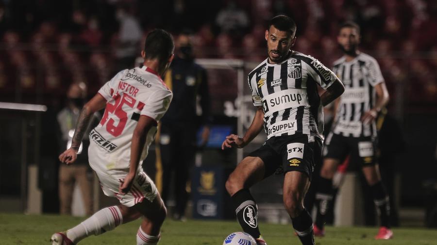 Camacho é marcado por Rodrigo Nestor, em partida do São Paulo encarando o Santos - Ettore Chiereguini/AGIF
