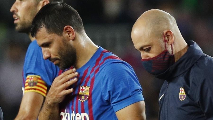 Sergio Aguero sentiu dores fortes no peito durante a partida entre Barcelona e Alavés - ALBERT GEA/REUTERS