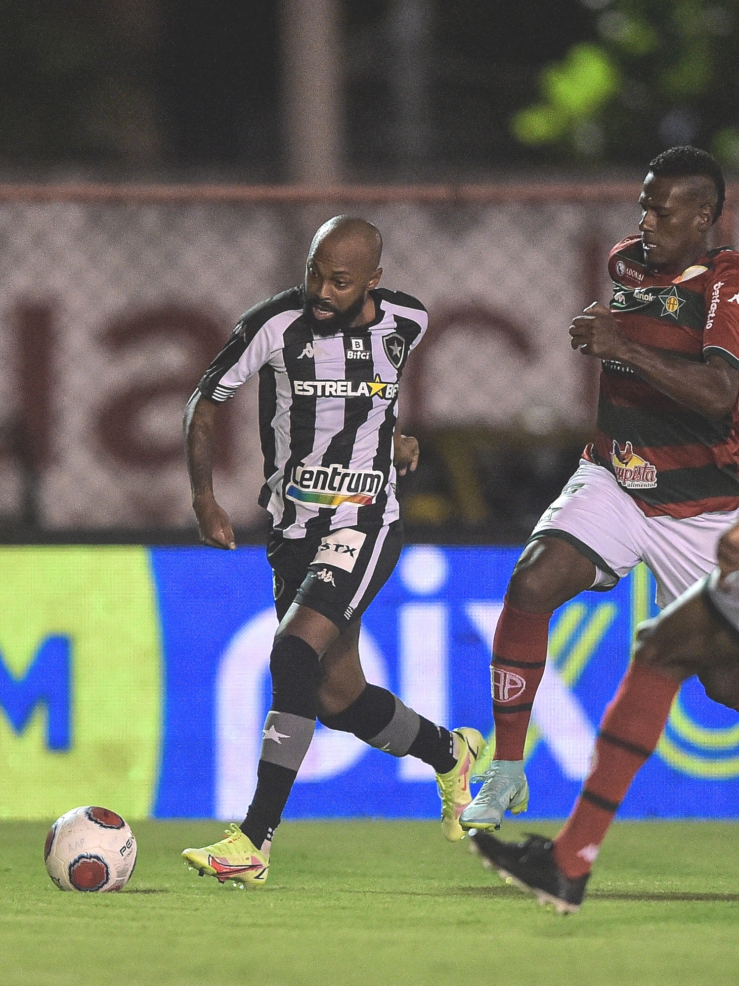 Após gol do Juventude, jogo teve 14 minutos de paralisação e apenas 5 de  bola rolando até Botafogo empatar - FogãoNET