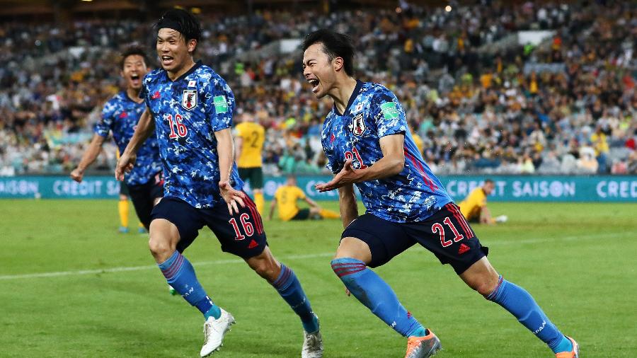 Kaoru Mitoma (direita) comemora após marcar para o Japão contra a Austrália - Mark Metcalfe/Getty Images