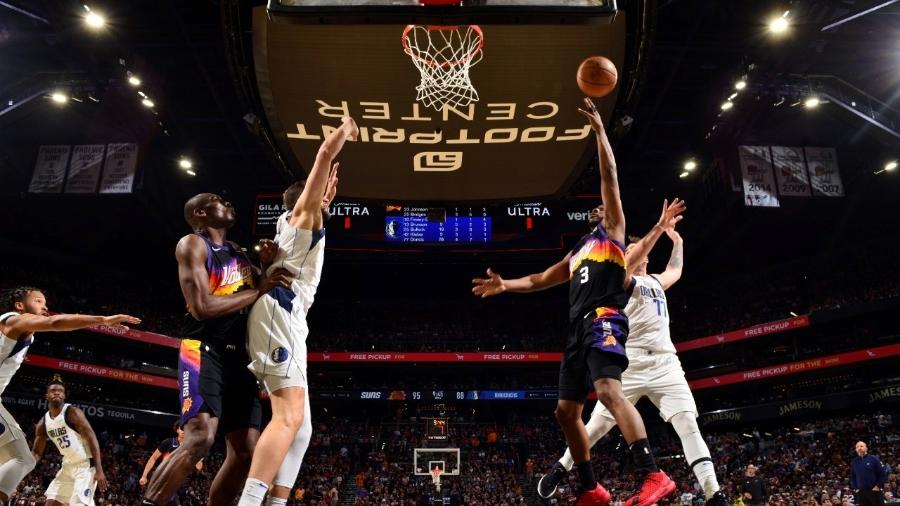 Jogadores do Phoenix Suns e do Dallas Mavericks em ação durante o 2º jogo da série pelos Playoffs da NBA - Barry Gossage/Getty