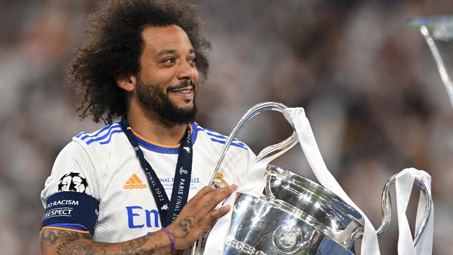 Marcelo, do Real Madrid, segurando a taça da Liga dos Campeões - PAUL ELLIS / AFP