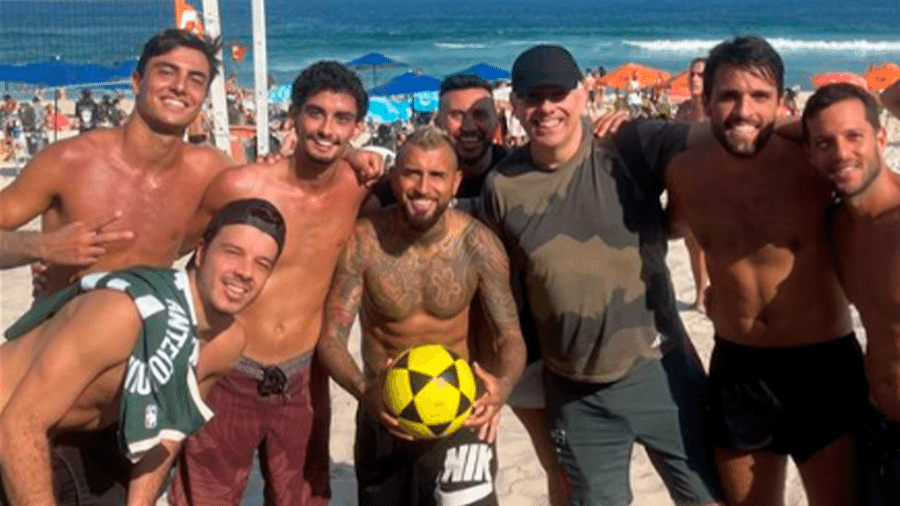 O chileno Arturo Vidal jogou futevôlei com fãs na Barra da Tijuca - Reprodução/Instagram