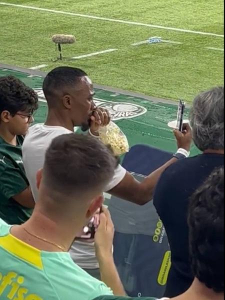 Douglas, pai de Endrick, se emociona em estreia do filho pelo profissional do Palmeiras - Reprodução/Twitter