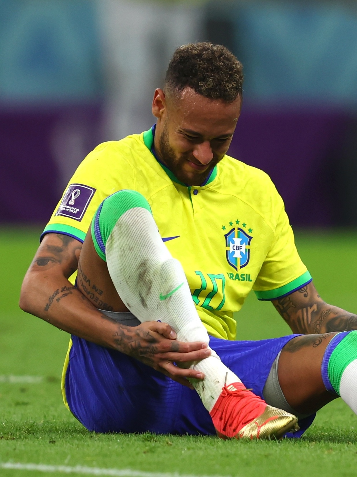 Foto: Neymar e Mavie: 'Hoje tem jogo do Brasil e aqui já estamos preparados  para torcer. Vamos, Brasil', escreveu o jogador - Purepeople