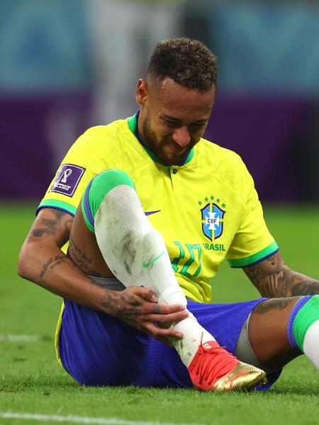 Neymar sente o tornozelo na estreia do Brasil na Copa do Mundo, contra a Sérvia - Chris Brunskill/Fantasista/Getty Images