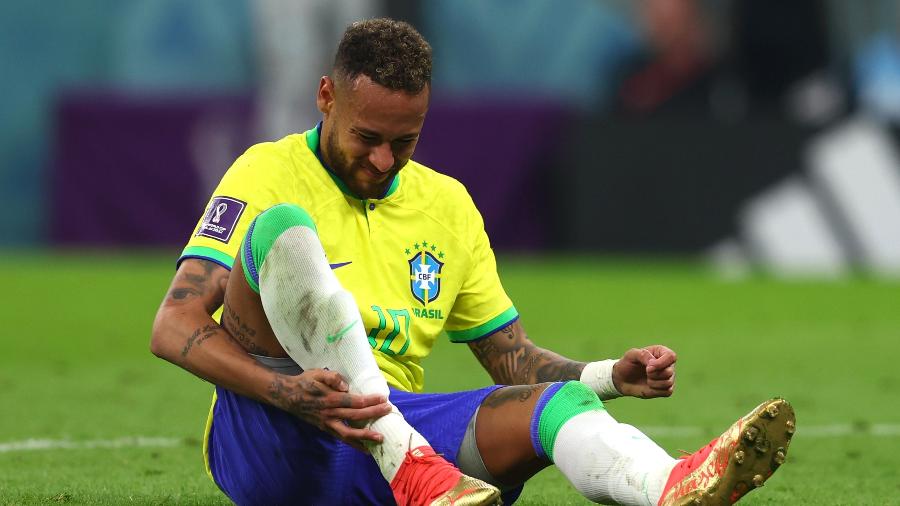 Neymar sente o tornozelo na estreia do Brasil na Copa do Mundo, contra a Sérvia - Chris Brunskill/Fantasista/Getty Images