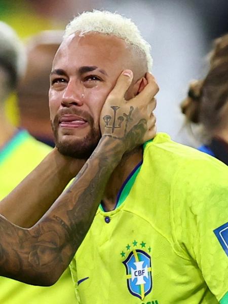 Neymar chora após eliminação do Brasil na Copa do Mundo  - Hannah Mckay/Reuters