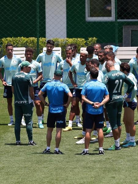 O técnico Abel Ferreira, do Palmeiras, conversa com o elenco durante treinamento na Academia de Futebol - CESAR GRECO