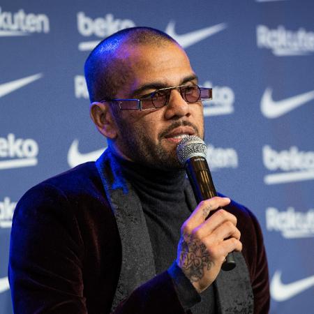 Daniel Alves em apresentação no Barcelona em 2021