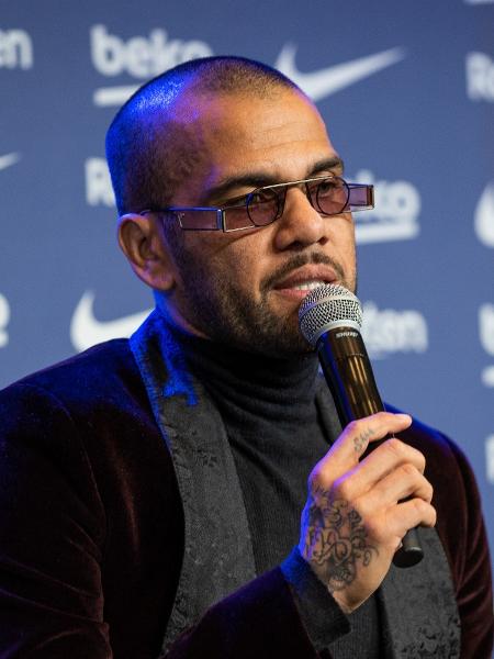 Daniel Alves em apresentação no Barcelona em 2021 - Marc Graupera Aloma / AFP7 Getty Images