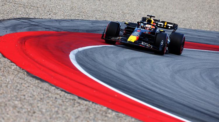 Max Verstappen, da Red Bull, no primeiro dia de treinos para o GP da Espanha