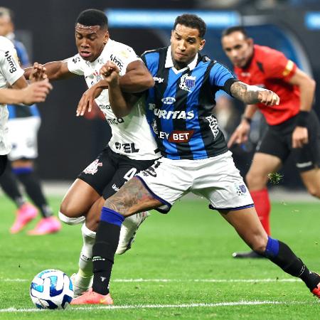 Felipe Augusto briga pela bola em Corinthians x Liverpool, confronto da Libertadores - Marcello Zambrana/AGIF