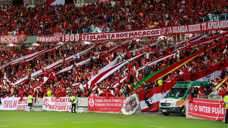 Torcedores do Inter fazem a festa no Beira-Rio antes de jogo contra o River Plate