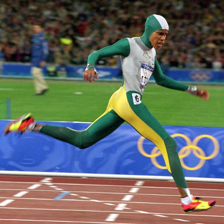 Cathy Freeman conquista o ouro nos 400m nas Olimpíadas de Sydney, na Austrália