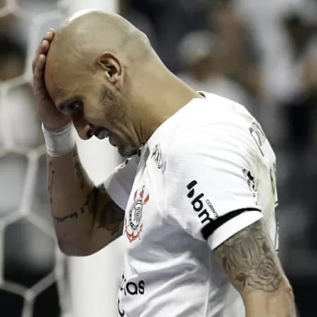 Fábio Santos lamenta empate sofrido, mas vê Corinthians em