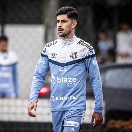 João Basso, zagueiro do Santos, em treino no CT Rei Pelé