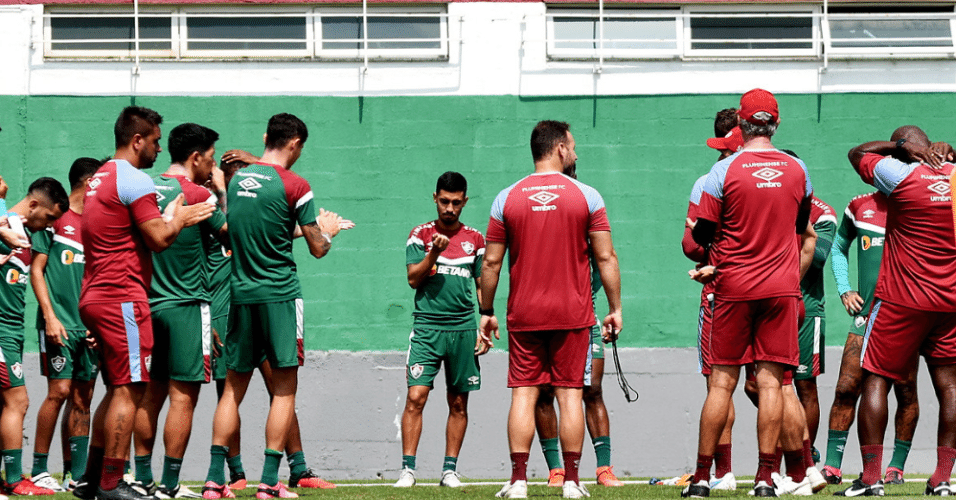 Elenco do Fluminense reunido durante o treinamento