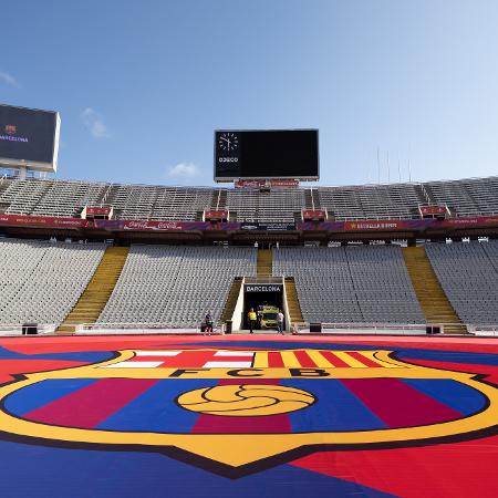 Escudo do Barcelona no Estádio Olímpico da Catalunha - Dax Images/BSR Agency/Getty Images