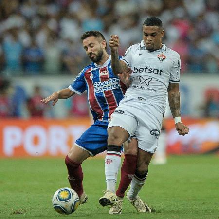 Everton Ribeiro e Alerrandro disputam lance durante Bahia x Vitória pela Copa do Nordeste