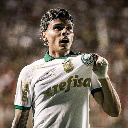 Ríos, do Palmeiras, comemora seu gol contra o Vitória, pelo Brasileirão