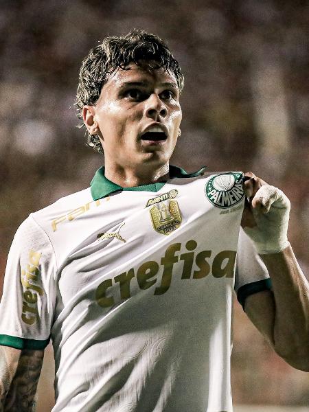 Ríos, do Palmeiras, comemora seu gol contra o Vitória, pelo Brasileirão