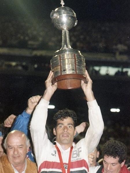 Raí comemora o título do São Paulo na Copa Libertadores de 1992