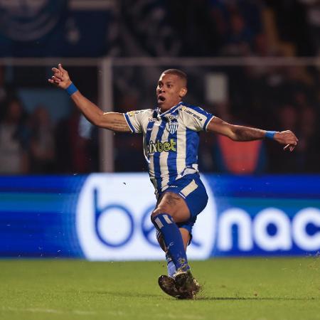 Igor em ação pelo Avaí diante do Guarani, em partida válida pela Série B do Brasileirão