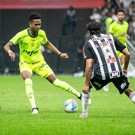 Estêvão, do Palmeiras, tenta driblar Scarpa, do Atlético-MG, em jogo do Campeonato Brasileiro