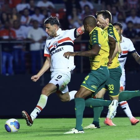 Calleri, do São Paulo, tenta finalizar durante jogo contra o Cuiabá pelo 1º turno do Brasileirão 2024