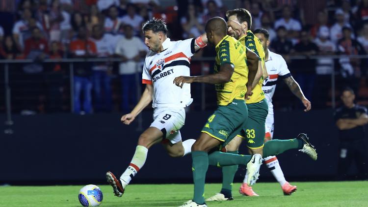 Calleri, do São Paulo, tenta finalizar durante jogo contra o Cuiabá pelo Campeonato Brasileiro