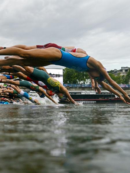 Atletas mergulham no Rio Sena durante prova do triatlo feminino nas Olimpíadas