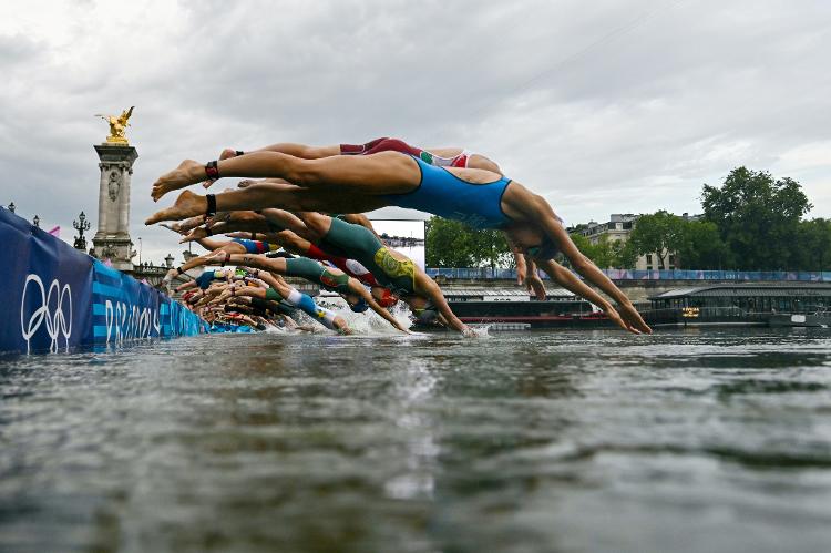 Atletas mergulham no Rio Sena durante prova do triatlo feminino nas Olimpíadas