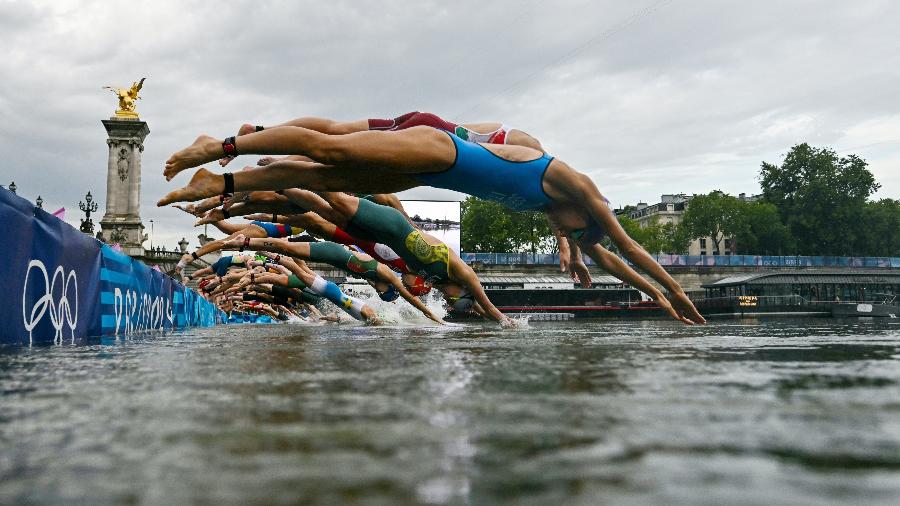 Atletas mergulham no Rio Sena durante prova do triatlo feminino nas Olimpíadas