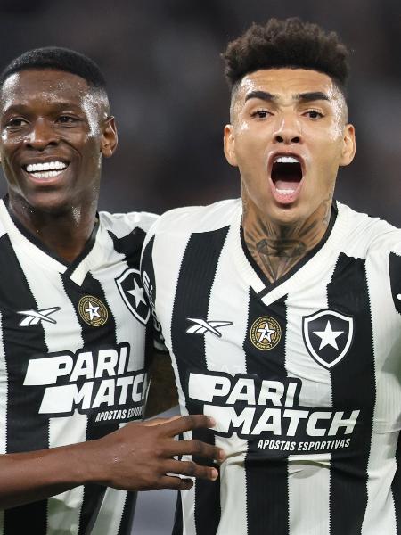 Luiz Henrique e Igor Jesus, do Botafogo, comemoram gol marcado sobre o Palmeiras em duelo da Libertadores