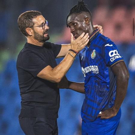 Uche com o técnico José Bordalás, do Getafe: espanhol apostou no volante como atacante